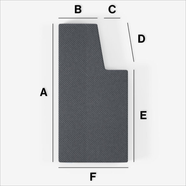 Eine dunkle, rechteckige Matratze nach Maß mit einem schrägen Eckausschnitt (Variante 1) wird von oben gezeigt, mit sechs beschrifteten Maßen (A-F), die die verschiedenen Längen und Ränder um den Umfang der Matte angeben.