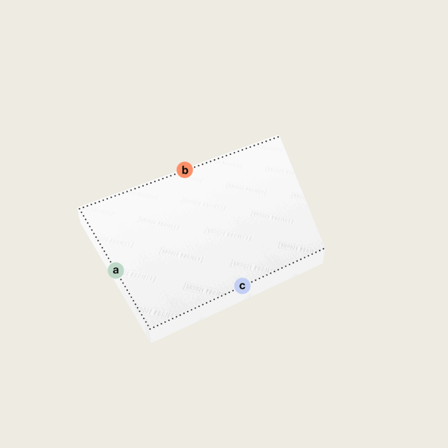Ein weißes rechteckiges Blatt, Variante 8, mit gepunkteten Linien an drei Kanten (a: unten links, b: oben, c: unten rechts) auf hellbeigem Hintergrund - ideal als Skizze für Matratze nach Maß mit einer Schräge (Variante 8).