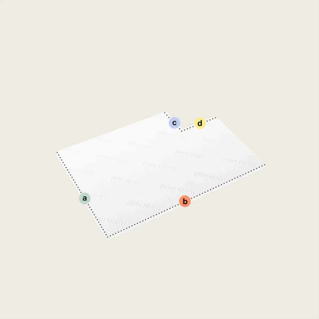 Ein rechteckiges weißes Blatt Papier liegt auf einem hellen Hintergrund, dessen Ränder mit gepunkteten Linien umrandet sind, um einen Topper nach Maß mit einem Eckausschnitt (Variante 4) anzudeuten. Vier Ecken sind durch farbige Kreise markiert: a (grün), b (rot), c (blau), d (gelb).