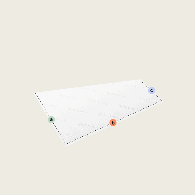 Ein rechteckiges weißes Blatt mit gepunktetem Umriss und beschrifteten grünen "a"-, orangefarbenen "b"- und blauen "c"-Ecken zeigt einen Topper nach Maß mit einer Schräge (Variante 2) auf einfarbigem hellem Hintergrund.