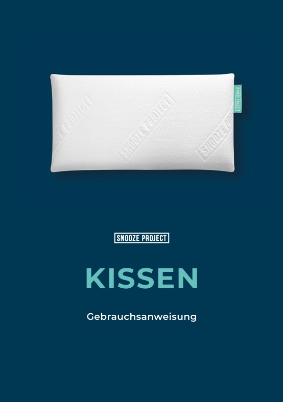 Ein weißes Kissen mit einem grünen Etikett ist auf einem dunkelblauen Hintergrund zentriert. Darunter steht der Text "Snooze Project", "Kissen" und "Gebrauchsanweisung".