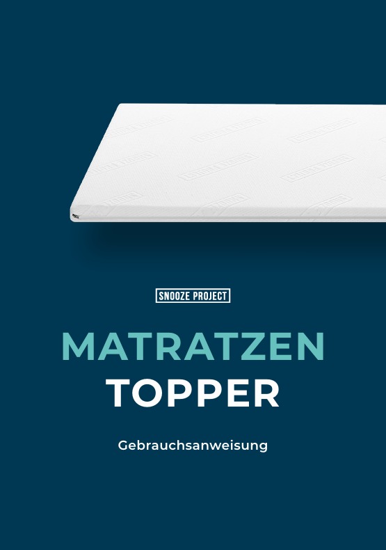 Abgebildet ist eine weiße Matratzenauflage auf dunkelblauem Hintergrund mit dem Text Snooze Project Matratzen Topper Gebrauchsanweisung darunter.