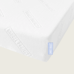 Eine Nahaufnahme der Familienbett Matratze zeigt die weiße, strukturierte Oberfläche mit der durchgehenden Prägung "SNOOZE PROJECT". Am Rand ist ein kleines blaues Schildchen mit demselben Text angebracht - ideal für jedes Familienbett.