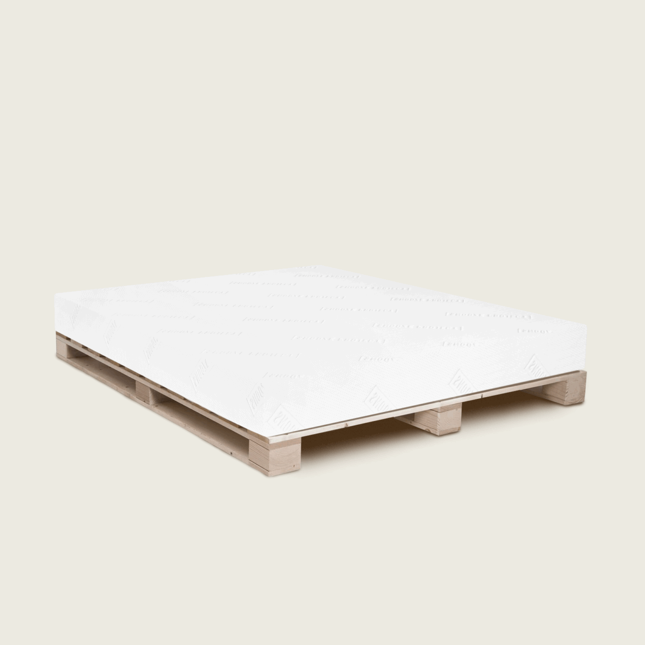 Palettenmatratze_Hintergrund Ein Palettenbett Matratze nach Maß in Weiß mit dezentem Muster wird auf einer einfachen Holzpalette vor einem schlichten hellen Hintergrund präsentiert.