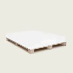 Ein Palettenbett Matratze nach Maß in Weiß mit dezentem Muster wird auf einer einfachen Holzpalette vor einem schlichten hellen Hintergrund präsentiert.