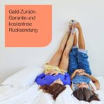 Zwei Personen liegen auf einem Bett und haben ihre Beine gegen eine weiße Wand gelehnt. Eine pfirsichfarbene Schachtel enthält einen deutschen Text: Geld-Zurück-Garantie und kostenfreie Rücksendung (Geld-Zurück-Garantie und kostenfreie Rücksendung).