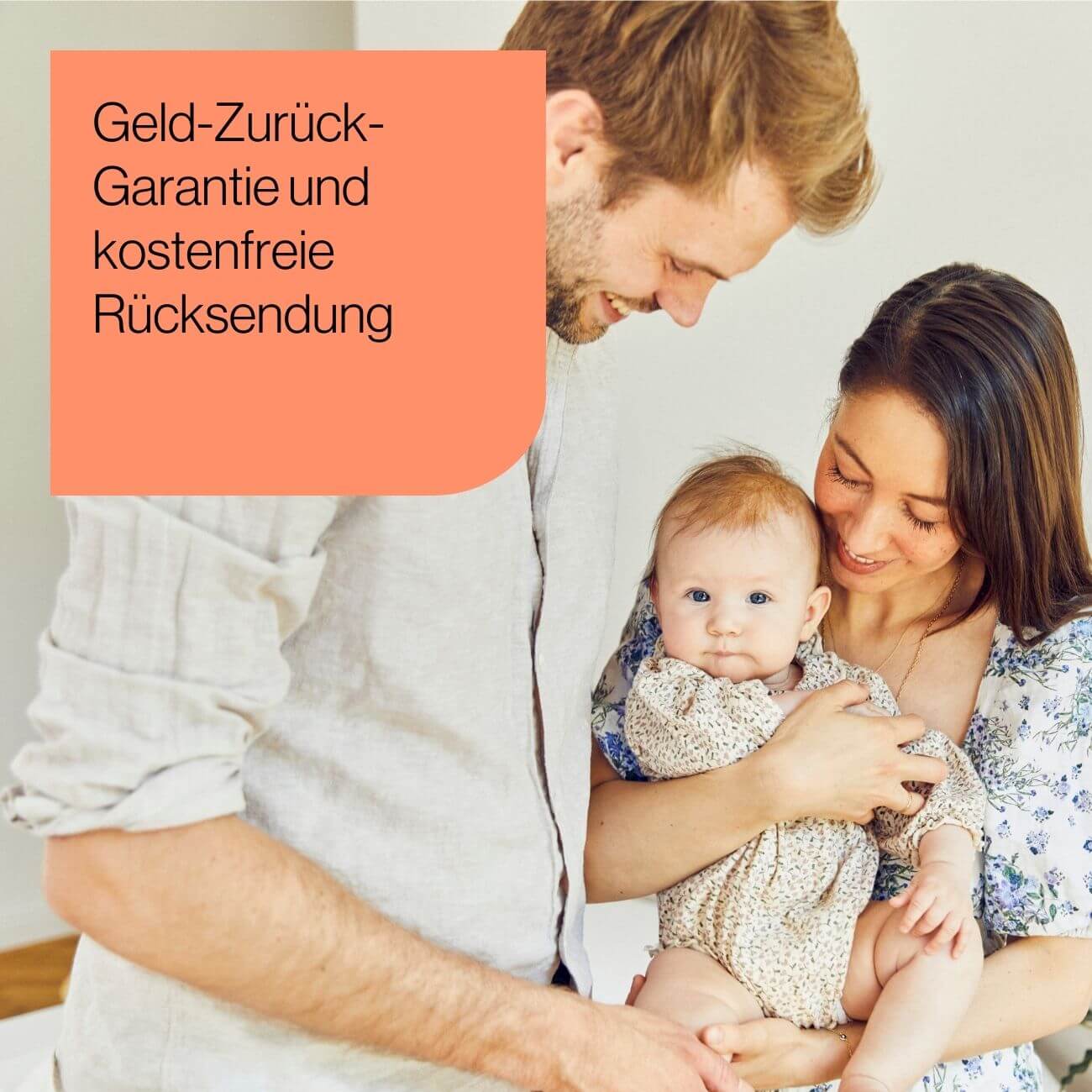 15 Ein lächelndes Paar hält ein Baby. Die Frau wiegt das Kind, während der Mann in der Nähe steht und sie anschaut. Der Text auf dem Bild lautet in deutscher Sprache: Geld-Zurück-Garantie und kostenfreie Rücksendung.