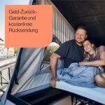 Ein Paar sitzt zusammen in einem Dachzelt und blickt auf die offene Seite. In einem Textfeld steht: "Geld-Zurück-Garantie und kostenfreie Rücksendung".
