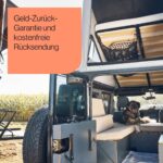 Ein Hund liegt auf dem Sitz in einem Wohnmobil mit offener Hintertür. Darüber befindet sich ein Schlafbereich mit Dachboden. Draußen ist ein Maisfeld zu sehen. In einem deutschen Textfeld steht: Geld-Zurück-Garantie und kostenfreie Rücksendung.