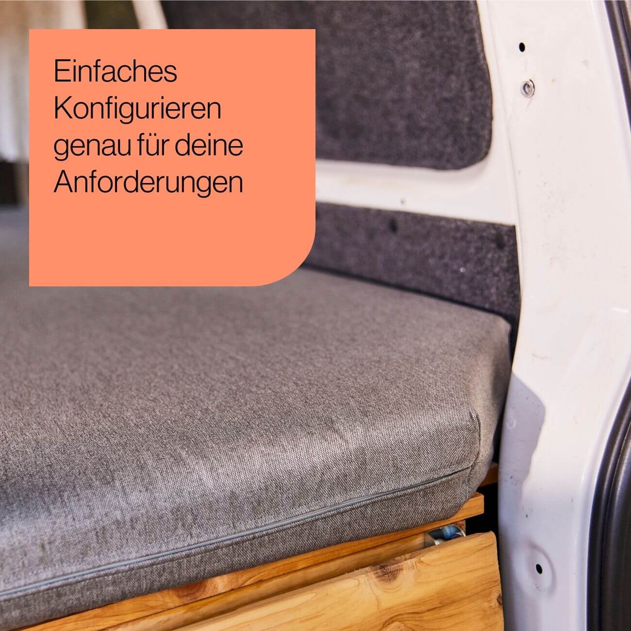 22 Eine Nahaufnahme einer grauen Matratze oder eines Kissens in einem Wohnmobil mit einem Holzlager darunter. Der Text auf Deutsch lautet: Einfaches Konfigurieren genau für deine Anforderungen.