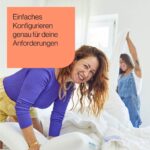 Zwei lächelnde Frauen, die in einem hellen Raum zusammen ein Bett machen. Die eine trägt ein lilafarbenes Oberteil und eine gelbe Hose, die andere ein weißes Hemd und einen Jeans-Overall. Der Text auf Deutsch lautet: Einfaches Konfigurieren genau für deine Anforderungen.