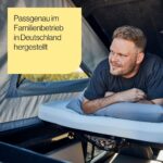 Ein Mann liegt auf einer Matratze im Inneren eines Wohnmobils und schaut aus einem offenen Fenster. Der überlagerte Text lautet: Passgenau im Familienbetrieb in Deutschland hergestellt.
