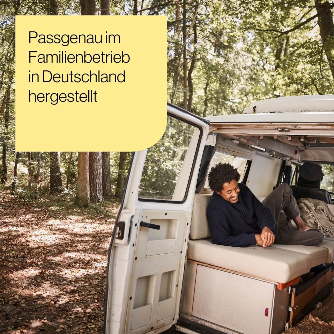 7 Ein Mann entspannt sich und lächelt, während er in einem Wohnmobil liegt, das in einem sonnenbeschienenen Wald geparkt ist. Der deutsche Text auf einem gelben Kasten lautet: Passgenau im Familienbetrieb in Deutschland hergestellt.