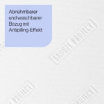 Eine hellviolette Schachtel mit dem deutschen Text Abnehmbarer und waschbarer Bezug mit Antipilling-Effekt auf einem strukturierten weißen Hintergrund mit dezenter Prägung des Wortes SNOOZE PROJECT.