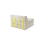 Der Levi Modularer Sessel mit Schlaffunktion 01 ist ein modernes, hellbeiges Sofa mit niedriger Rückenlehne und vier vertikalen gelben Akzentplatten vor weißem Hintergrund.