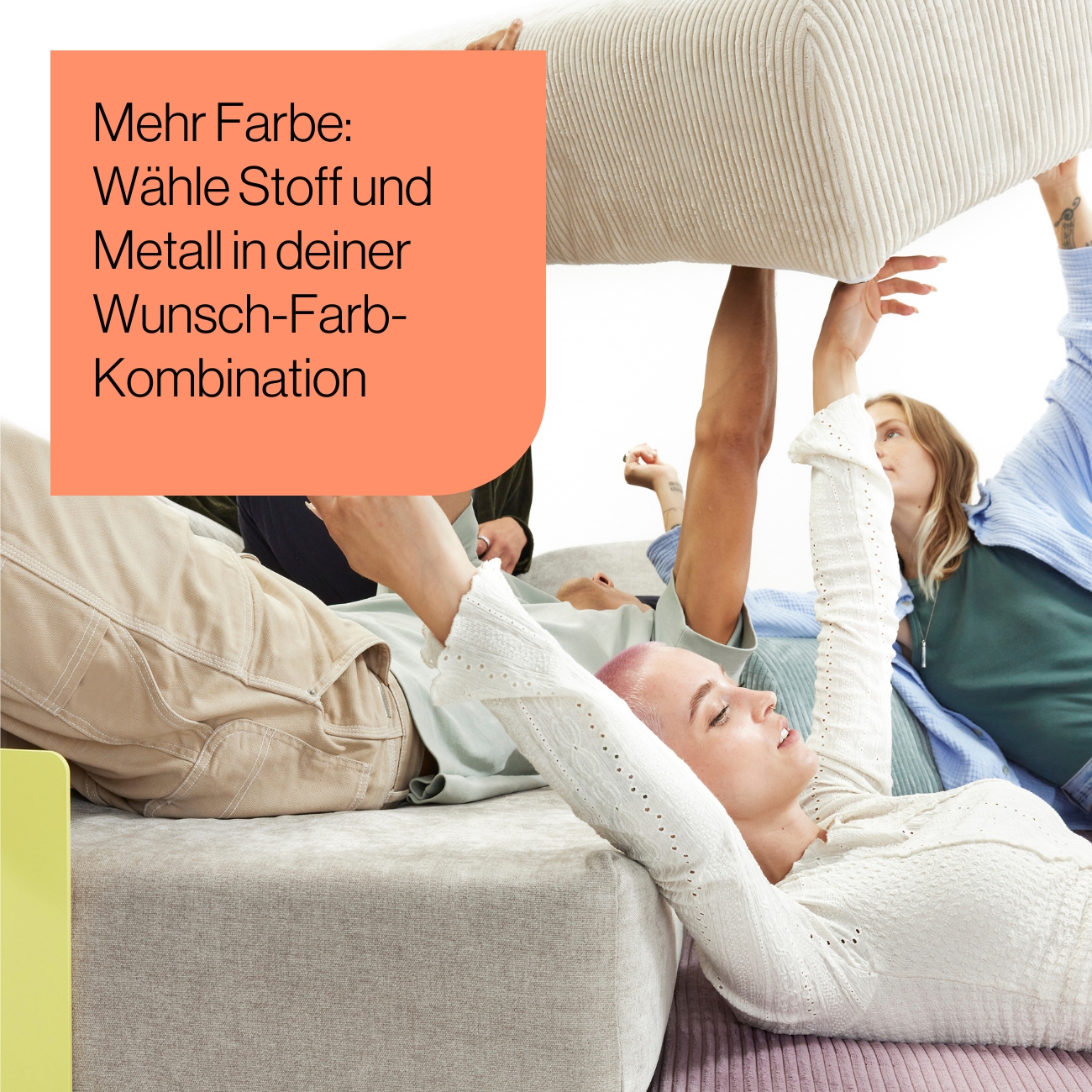 Levi_Produkt-Mood_03 Mehrere Personen liegen auf einem Sofa und heben spielerisch Kissen über ihre Köpfe. Ein Textfeld auf Deutsch lautet: Mehr Farbe: Wähle Stoff und Metall in deiner Wunsch-Farb-Kombination. Die Szene ist hell und lässig.
