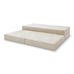 Ein beigefarbenes, faltbares Levi Modulares Sofa, bei dem ein Teil flach ist und ein anderer als Rückenlehne dient, dargestellt vor einem schlichten weißen Hintergrund.