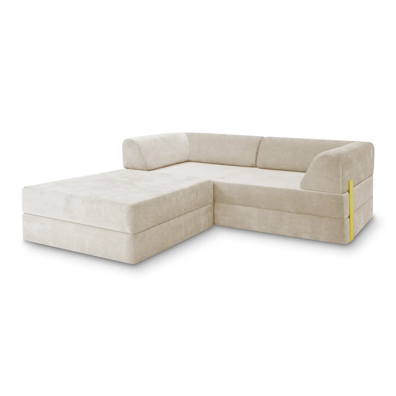 Ein modernes, hellbeiges L-förmiges Sektionssofa mit niedrigen Rückenlehnen und klaren Linien. Das Sofa hat ein minimalistisches Design und verfügt über eine Chaiselounge auf der linken Seite.