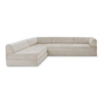 Ein großes, modernes, L-förmiges Ecksofa mit hellbeigem Stoffbezug, niedrigen, breiten Armlehnen und einem minimalistischen Design mit optionaler Schlaffunktion für zusätzliche Vielseitigkeit.