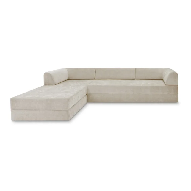 Ein modernes, L-förmiges Sektionssofa mit beigefarbenem Stoffbezug und niedrigen, blockförmigen Arm- und Rückenlehnen. Das Sofa hat klare Linien und ein minimalistisches Design und steht auf einem schlichten weißen Hintergrund.