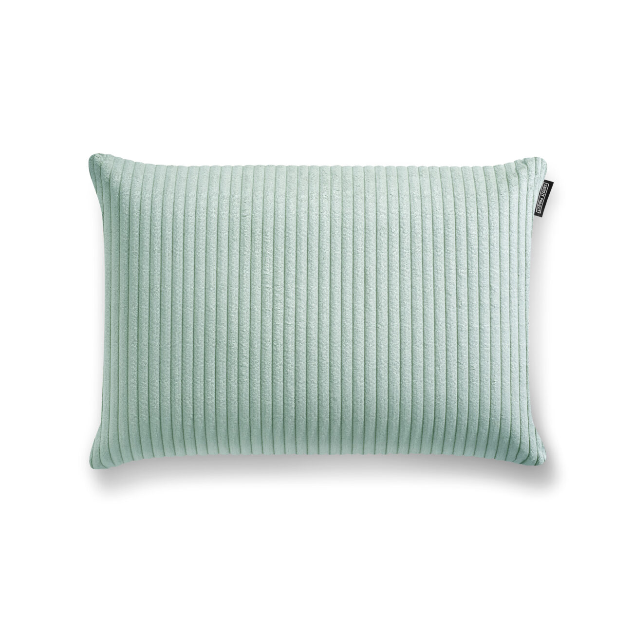 Ein rechteckiges hellgrünes Kissen mit vertikaler Rippenstruktur, abgebildet auf weißem Hintergrund. An einer Ecke ist ein kleines schwarzes Stoffschildchen angebracht.