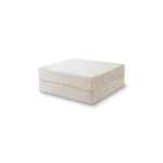 Ein quadratischer, beigefarbener Polsterhocker mit klaren Linien und einem minimalistischen Design aus Soft-Canvas-Stoff vor einem schlichten weißen Hintergrund.
