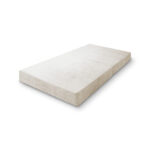 Eine einfache, rechteckige, hellbeige Soft-Canvas-Matratze oder -Kissen ist schräg auf einem weißen Hintergrund abgebildet.