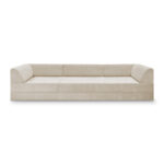 Ein modernes, flaches 3-Sitzer-Sofa mit hellbeigem Stoffbezug, breiten Armlehnen und minimalistischem Design mit optionaler Schlaffunktion, von vorne gesehen vor weißem Hintergrund.