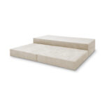 Ein beigefarbenes, faltbares Levi Modulares 3-Sitzer Sofa mit Schlaffunktion ist teilweise aufgeklappt und zeigt zwei flache gepolsterte Teile und ein erhöhtes Rückenteil, alles vor einem schlichten weißen Hintergrund.