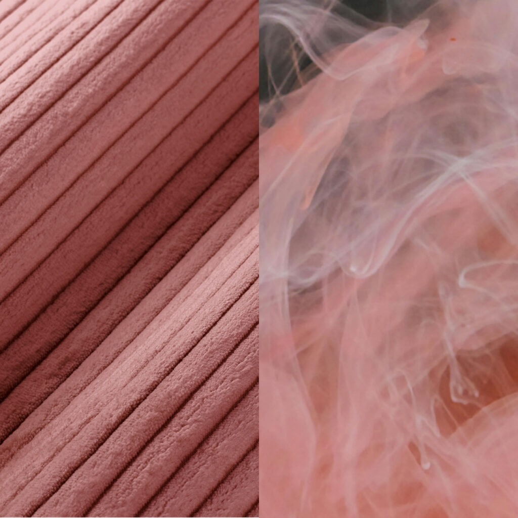 Ein geteiltes Bild: Die linke Seite zeigt rosa, gerippten, samtigen Stoff von einem Levi Modularer Sessel mit Schlaffunktion; die rechte Seite zeigt wirbelnden rosa und weißen Rauch auf dunklem Hintergrund.