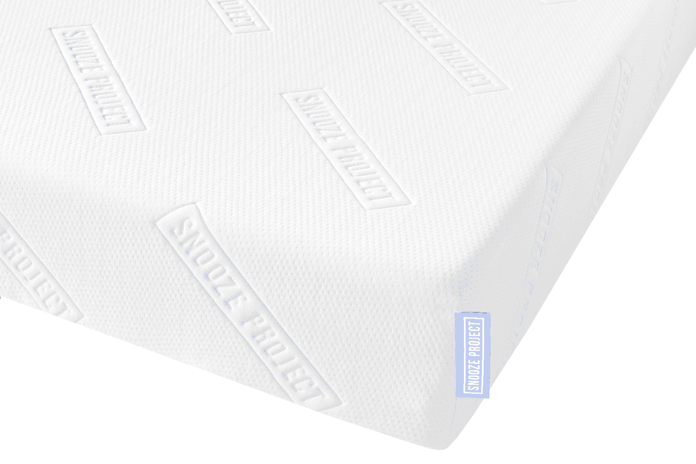 Nahaufnahme einer weißen Matratze mit strukturiertem Bezug und geprägten SNOOZE PROJECT-Logos sowie einem kleinen blauen Stoffanhänger mit der Aufschrift SNOOZE PROJECT-perfekt für deine individuelle Erlebniswelt dank Matratzen nach Maß mit unserem Konfigurator.