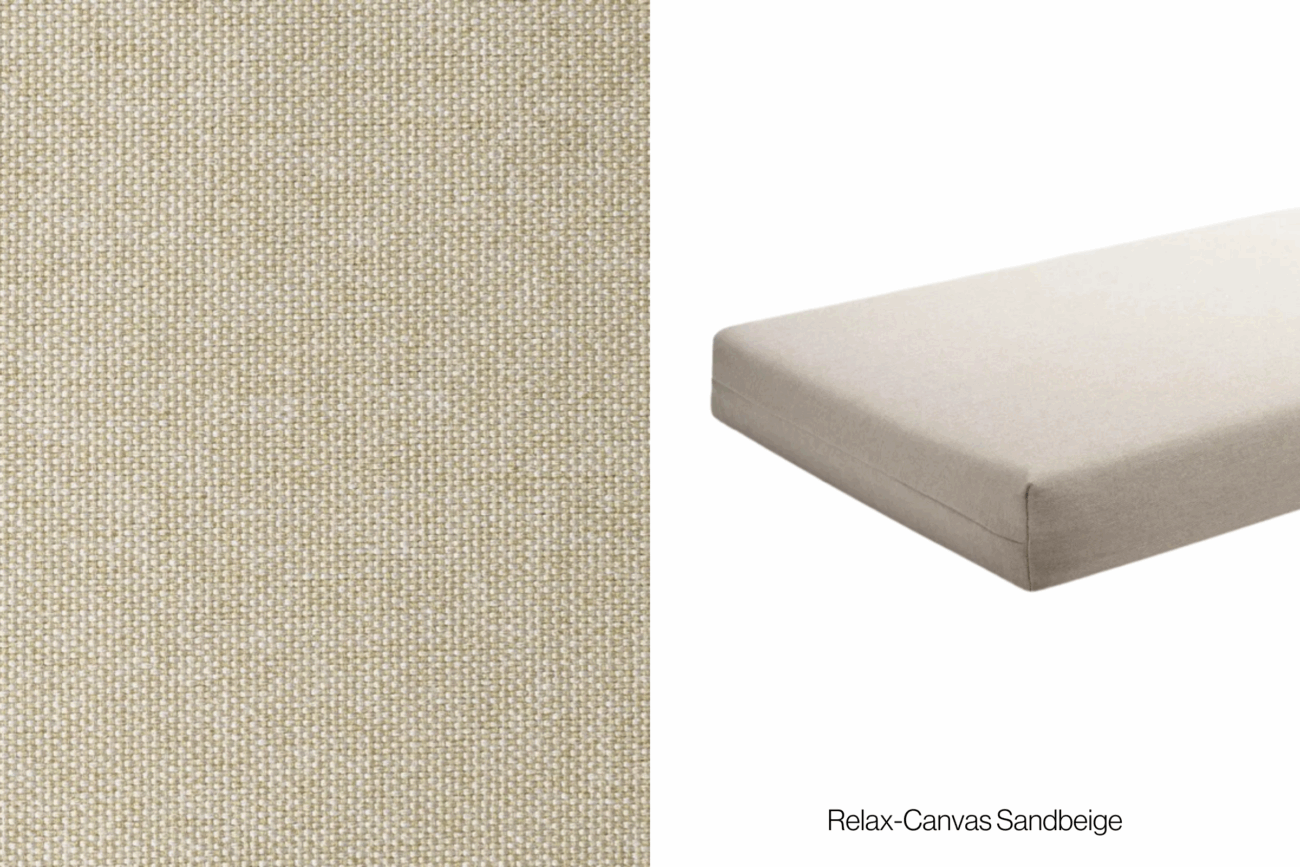 Nahaufnahme eines beigen Canvas-Stoffes auf der linken Seite; auf der rechten Seite ein rechteckiges Kissen, das mit demselben Stoff bezogen ist. Der Text unten rechts lautet "Relax-Canvas Sandbeige".