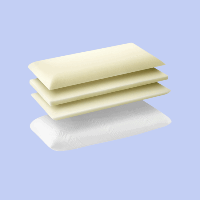 Drei rechteckige Schaumstoffschichten über einer weißen, stoffbezogenen Matratzenschicht, die vor einem hellblauen Hintergrund schweben.