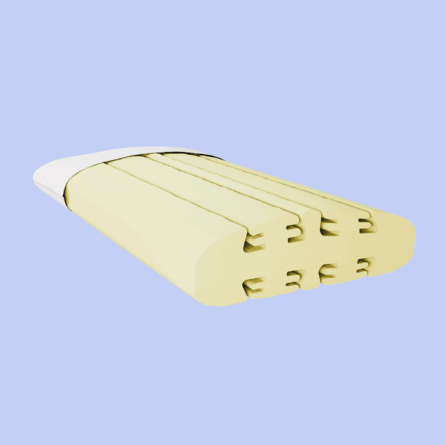 Ein Memory Foam-Kissen mit weißem Bezug, der teilweise entfernt wurde, um die innere Struktur von vier gelben, segmentierten Schaumstoffkernen mit Belüftungskanälen vor einem hellblauen Hintergrund zu enthüllen.