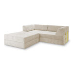 Ein modernes beigefarbenes Ecksofa in L-Form mit niedriger Rückenlehne und breiten Sitzen, mit gelben Akzentriemen auf einer Seite. Dieses 3-Sitzer-Design bietet sowohl Stil als auch Komfort für jedes Wohnzimmer.