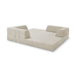 Ein modulares beiges 2-Sitzer-Sofa mit verstellbaren, blockartigen Kissen bildet eine niedrige, flache Liegefläche und zwei Armlehnen an gegenüberliegenden Seiten. Die Teile sind durch helle Bänder miteinander verbunden.