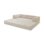Ein modernes, hellbeiges 2-Sitzer-Sofa mit einer niedrigen Rückenlehne und Armlehnen an zwei Seiten, mit gelben Stoffgriffen auf der rechten Seite. Dieses Modulares Sofa hat ein minimalistisches und geräumiges Design, perfekt zum Lounging mit Stil.