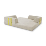 Das Levi Modulares 2-Sitzer Sofa in Hellbeige ist mit zwei Armlehnen und gelben Gurten ausgestattet. Voll ausgezogen bietet es eine geräumige Liegefläche mit praktischer Schlaffunktion - perfekt zum Entspannen oder für Übernachtungsgäste.