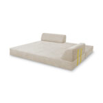 Das Levi Modulares 2-Sitzer-Sofa hat ein modernes, beigefarbenes Design mit einem breiten, flachen Sitz, zwei zylindrischen Rückenlehnen und gelben Akzentriemen - perfekt für minimalistische, zeitgenössische Räume.