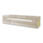 Ein modernes, hellbeiges Levi Modulares 3-Sitzer-Sofa mit klaren Linien und niedrigen Rückenlehnen, mit dezenten gelben Akzentriemen auf einer Seite.