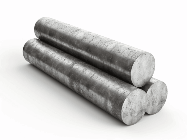 Drei große, zylindrische Stahlstäbe mit einer rauen, strukturierten Oberfläche sind auf einem weißen Hintergrund übereinander gestapelt. Die silbergrauen Stäbe sind in einer Dreiecksform angeordnet.