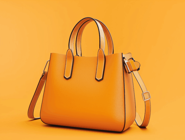 Eine elegante orangefarbene Kunstlederhandtasche mit schwarzem Rand, doppelten Henkeln und einem verstellbaren Schulterriemen vor einem passenden orangefarbenen Hintergrund.