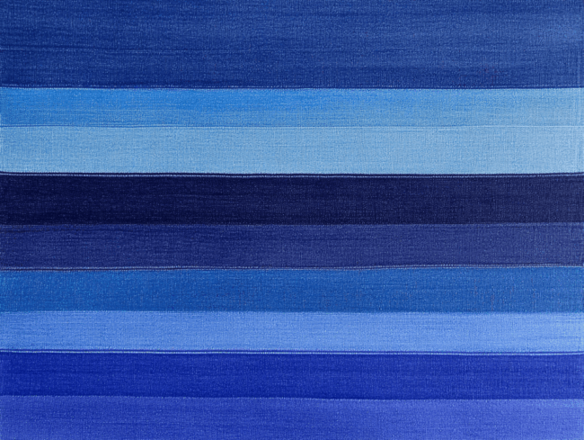 Eine Reihe horizontaler Streifen in verschiedenen Blautönen, die von hell bis dunkel reichen, erzeugt ein abstraktes, verlaufsähnliches Muster mit einer Textur, die an gewebten Stoff erinnert, und ausgezeichneter Lichtechtheit.