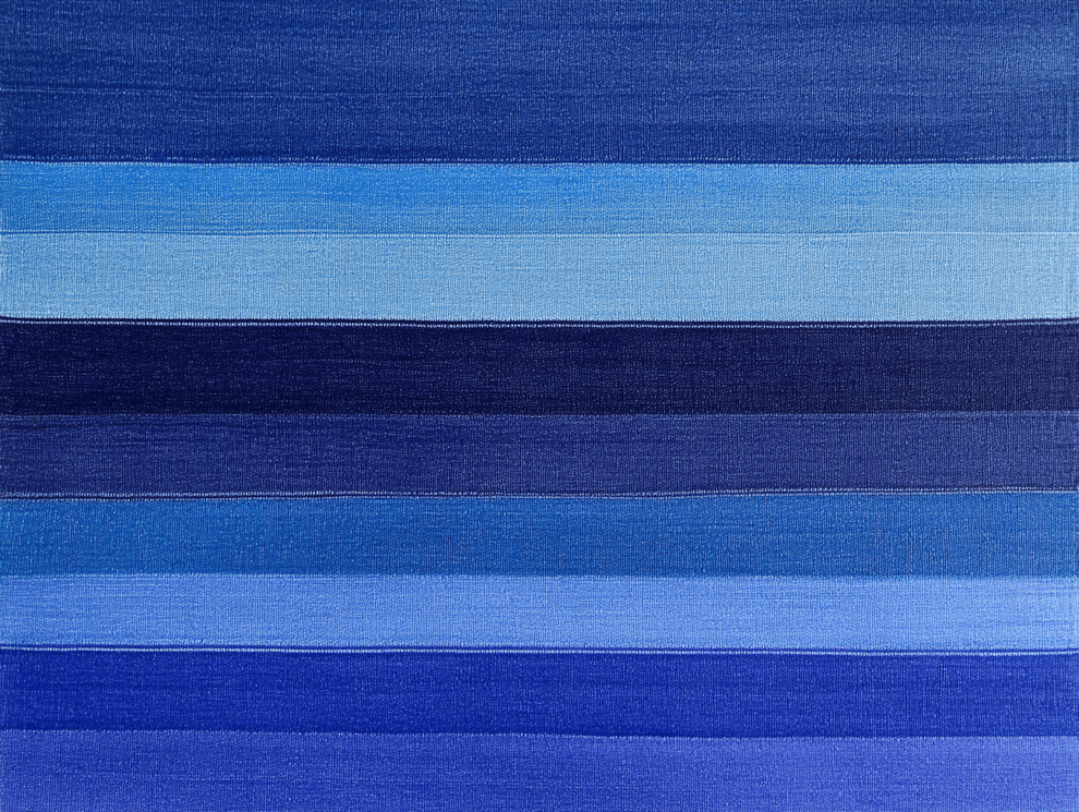 Eine Reihe horizontaler Streifen in verschiedenen Blautönen, die von hell bis dunkel reichen, erzeugt ein abstraktes, verlaufsähnliches Muster mit einer Textur, die an gewebten Stoff erinnert, und ausgezeichneter Lichtechtheit.