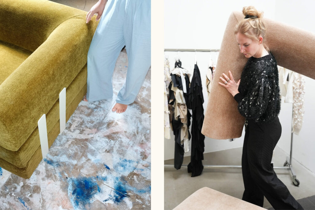 Auf der linken Seite steht eine Person in hellblauer Hose barfuß neben einem senfgelben Sofa. Rechts trägt eine Frau in schwarzer Kleidung einen beigefarbenen, aufgerollten Teppich neben einem Kleiderständer mit hängenden Kleidungsstücken.