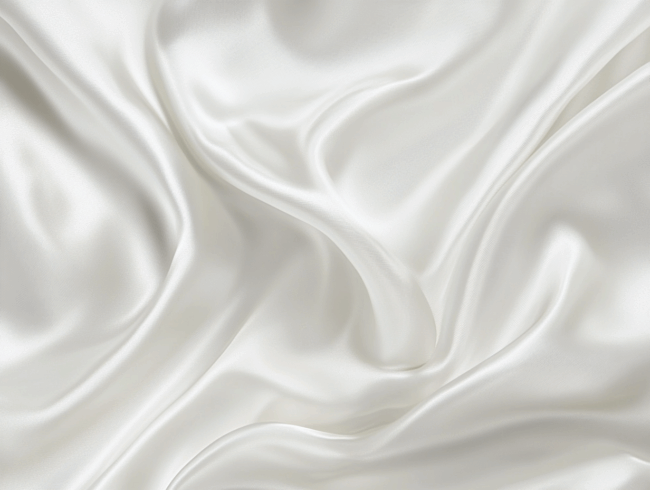 Glatter, glänzender weißer Satinstoff aus Lyocell mit sanften Falten und weichen, fließenden Kurven, die eine luxuriöse und elegante Textur erzeugen.
