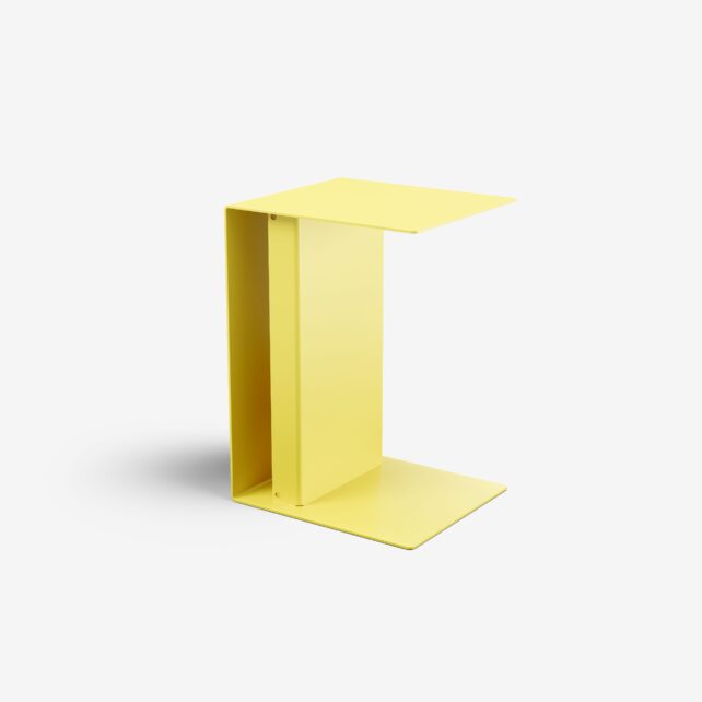 Der Tade Multifunktionaler Metall Beistelltisch zeichnet sich durch ein modernes, minimalistisches gelbes Finish und ein geometrisches C-förmiges Design aus, das vor einem schlichten weißen Hintergrund steht.