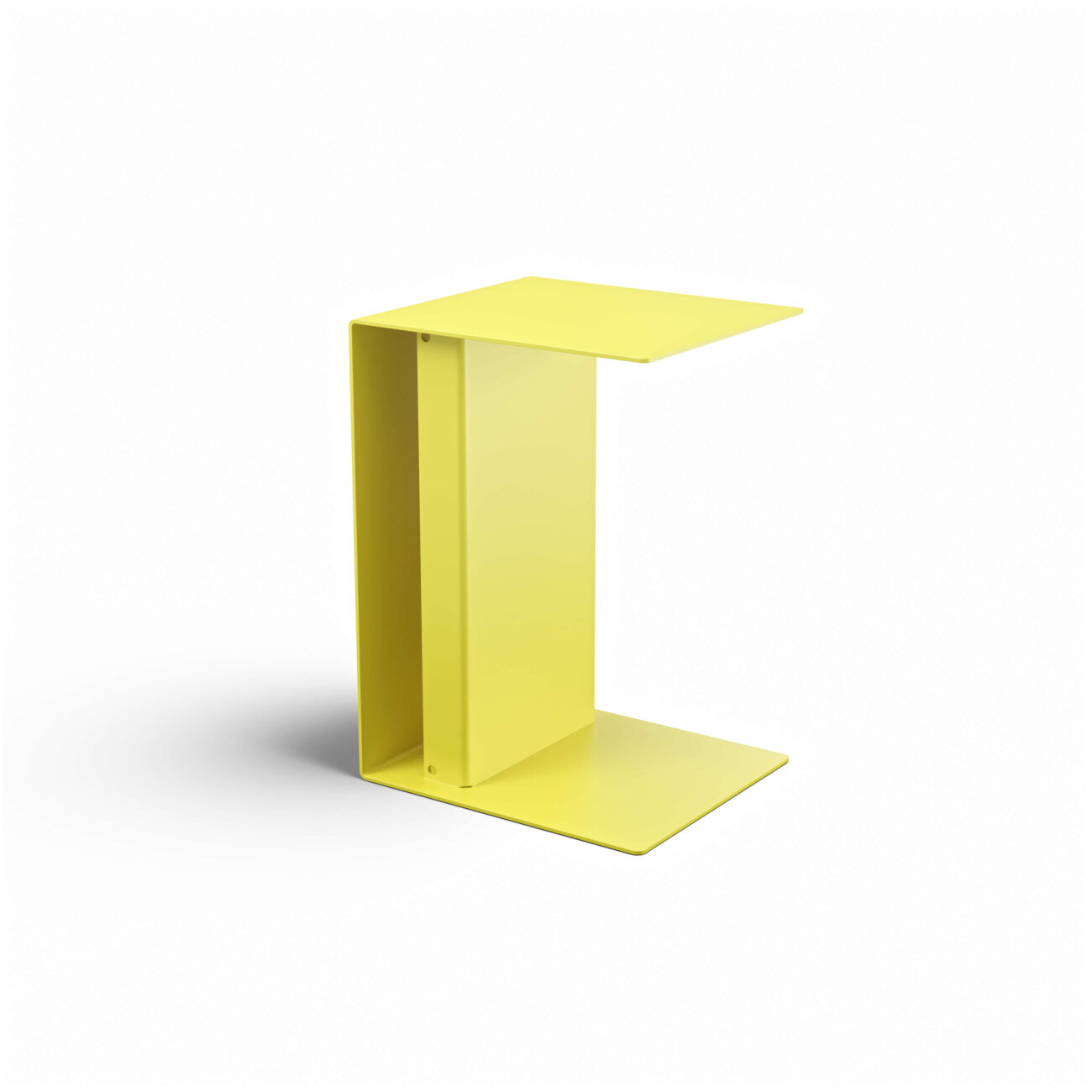 Gelber, moderner Beistelltisch aus Metall mit einem minimalistischen C-förmigen Design, auf einem schlichten weißen Hintergrund.