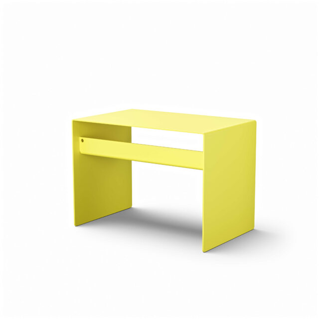 Ein kleiner, moderner, rechteckiger gelber Schreibtisch mit klaren Linien und einem minimalistischen Design, fotografiert vor einem schlichten weißen Hintergrund.
