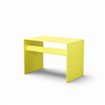 Ein kleiner, moderner, rechteckiger gelber Schreibtisch mit klaren Linien und einem minimalistischen Design, fotografiert vor einem schlichten weißen Hintergrund.